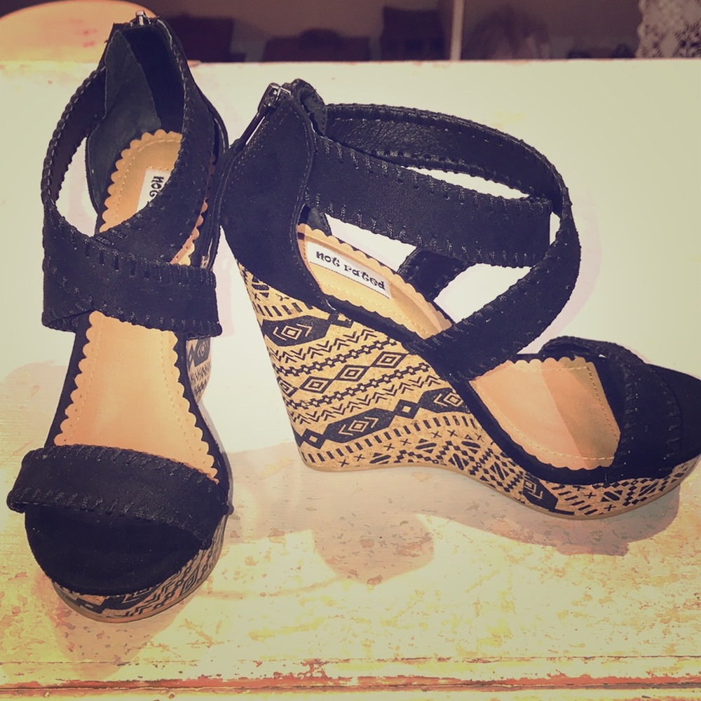 Crisscross strap wedge